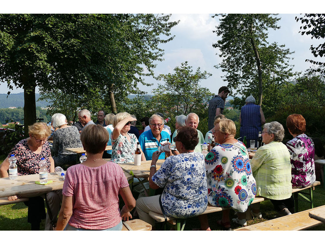 Nachfeier des Mährisch-Neustädter Wachsstockfestes an der Weingartenkapelle (Foto: Karl-Franz Thiede)